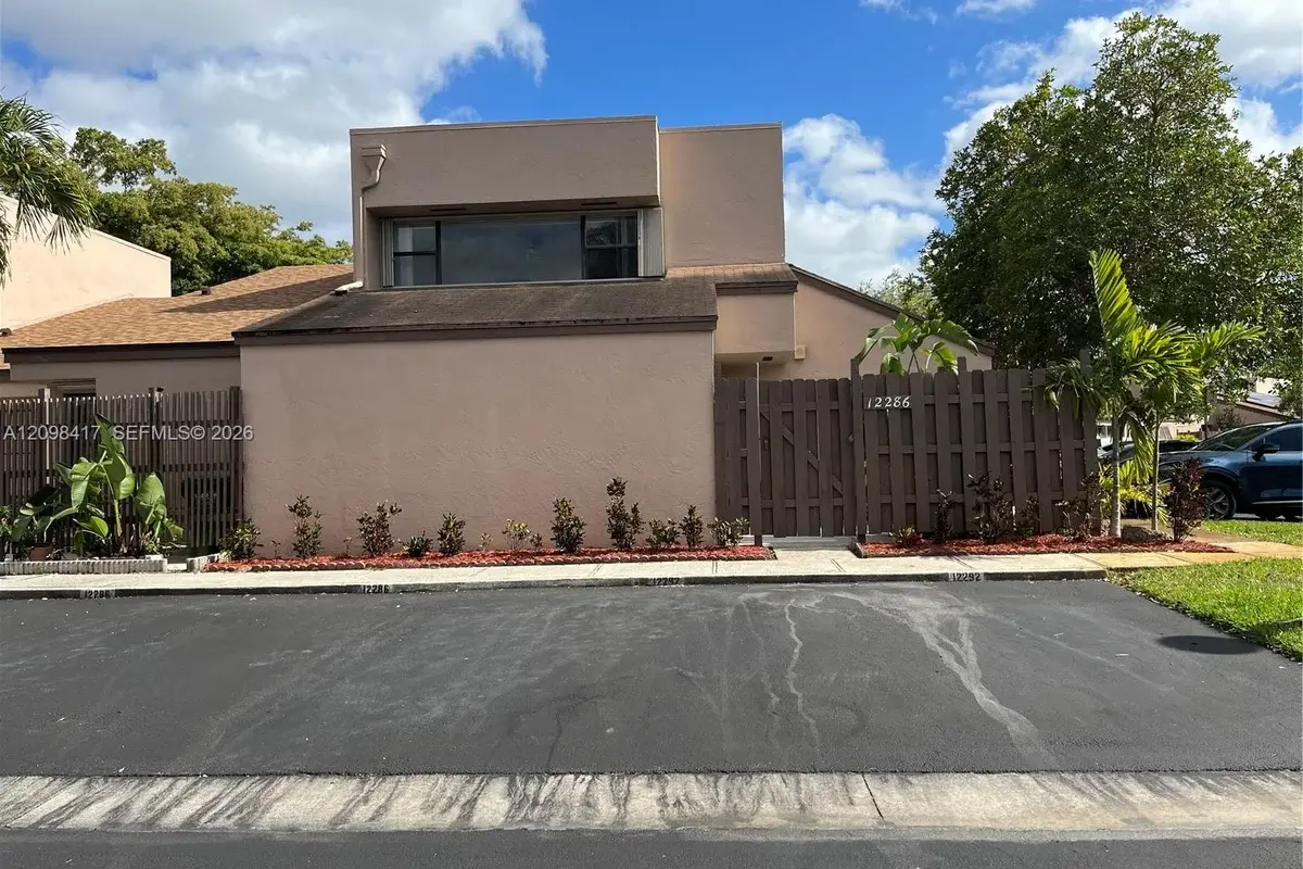 12286 NW 13th Ct, Pembroke Pines: photo 1 of 24