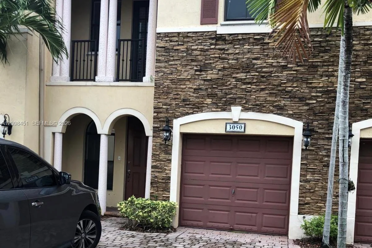 3050 NW 103rd Path, Doral: photo 1 of 8