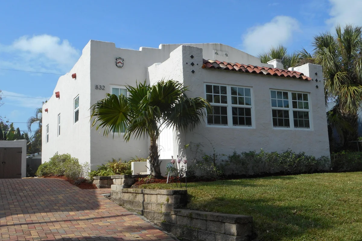 832 Biscayne Dr, West Palm Beach: photo 1 of 21