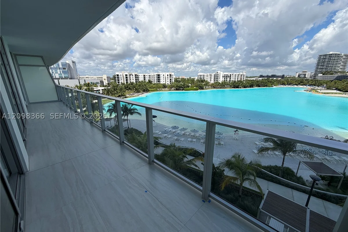 2411 Laguna Cir #408, North Miami: photo 1 of 20