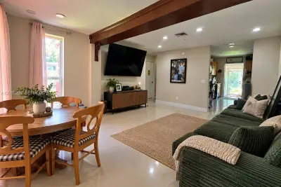 400 NE 13th St, Homestead: photo 1 of 14