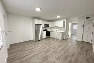3616 NE 11th Ave #6, Oakland Park: photo 1 of 19