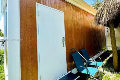 1021 NE 137th St #C, North Miami: photo 1 of 10