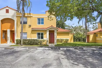 3832 NW 90th Ave, Sunrise: photo 1 of 31
