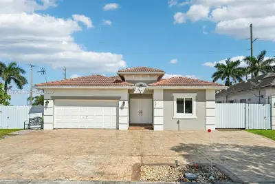 401 SE 17th Ave, Homestead: photo 1 of 33