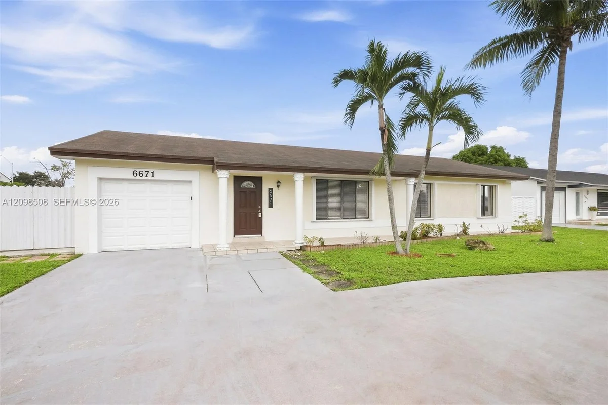 6671 NW 199th St, Hialeah: photo 1 of 15