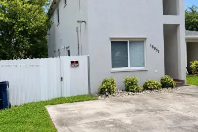 18951 SW 113th Pl, Miami: photo 1 of 19