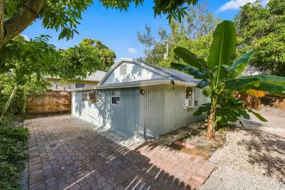 618 S Pine St #B, Lake Worth Beach: photo 1 of 28