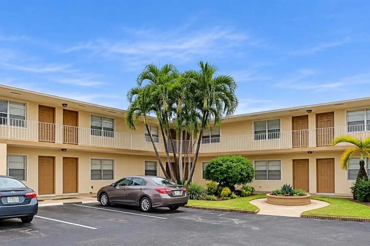111 SE 4th Ave #7, Hallandale Beach: photo 1 of 21