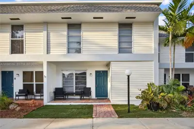 3331 Farragut St #8D, Hollywood: photo 1 of 4