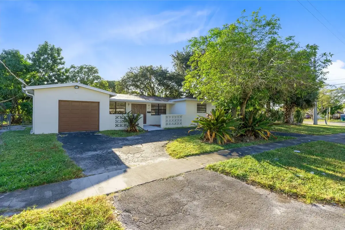 2208 NW 63rd Ave, Sunrise: photo 1 of 27