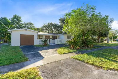 2208 NW 63rd Ave, Sunrise: photo 1 of 27
