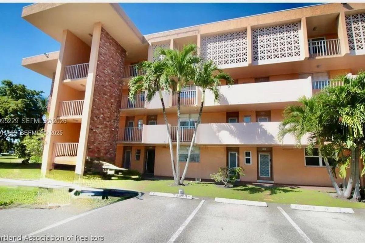 3001 N 46 Ave #102, Fort Lauderdale: photo 1 of 10