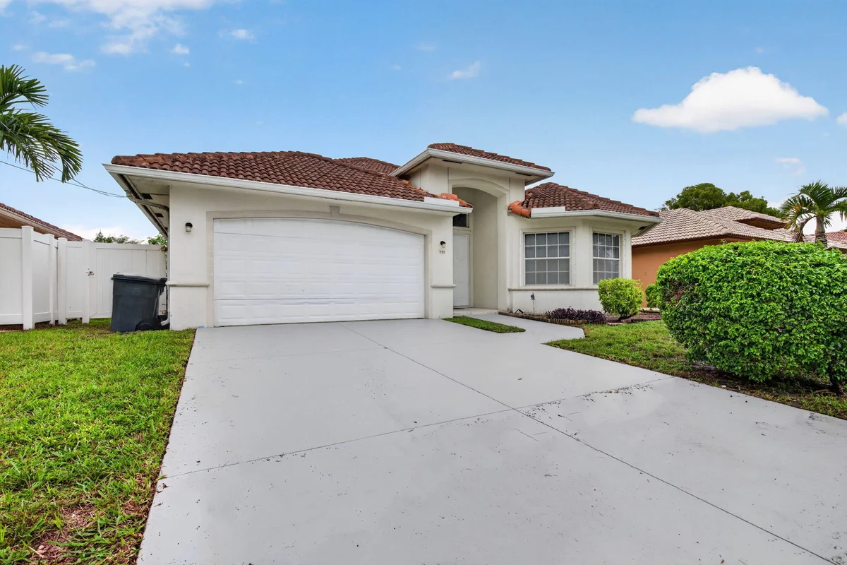 900 SE 2nd Ave, Dania Beach: photo 1 of 44