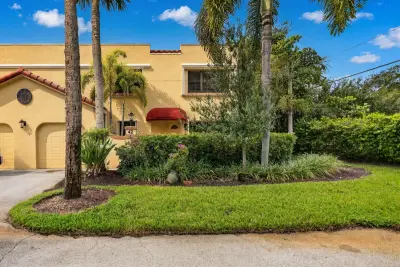 42 Uno Lago Dr, Juno Beach: photo 1 of 62