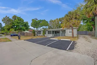 1206 NE 3rd Ave, Delray Beach: photo 1 of 23