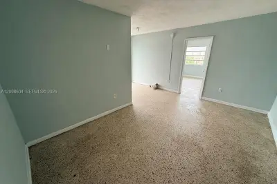 3130 NW 21st Ct #8, Miami: photo 1 of 7
