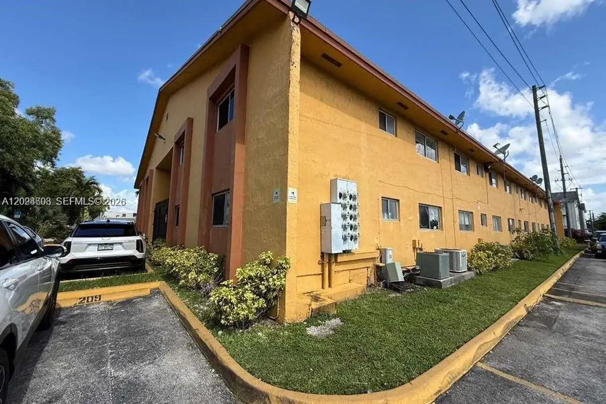 1501 W 42nd St #201, Hialeah: photo 1 of 12