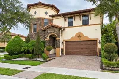8870 NW 99th Ave, Doral: photo 1 of 37