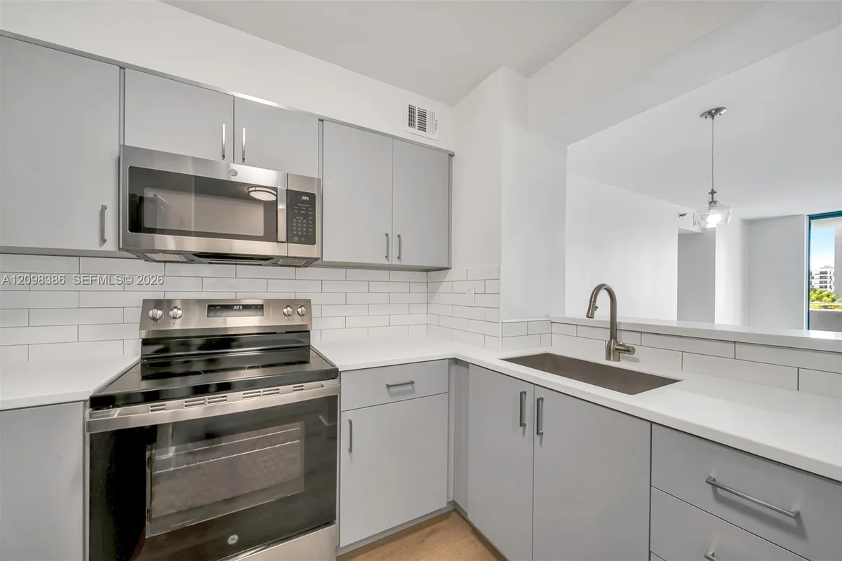 501 SW 1st St #502, Miami: photo 1 of 26