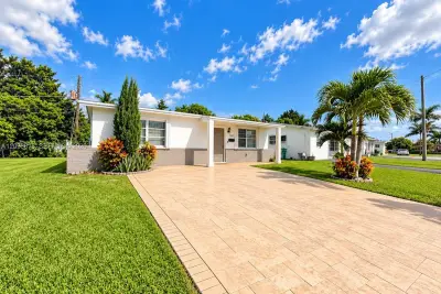 2560 NW 81st Ter, Sunrise: photo 1 of 13