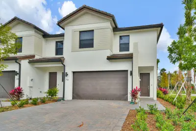 706 Del Vista Rd, Pompano Beach: photo 1 of 34
