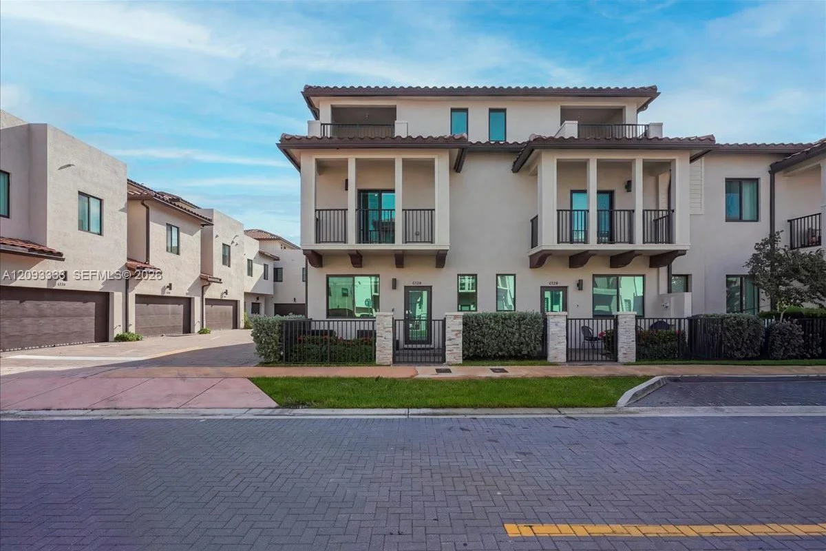 Condo in Doral: photo 1 of 36