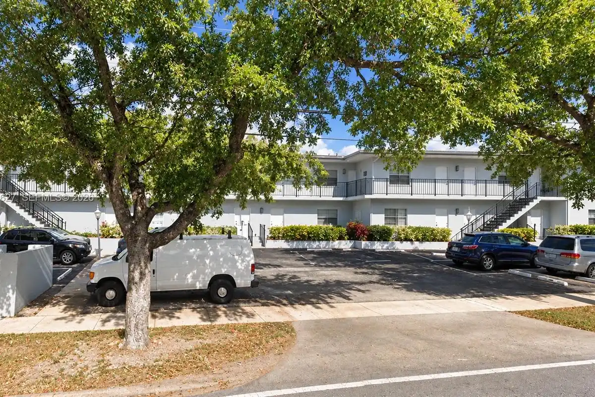 4291 NW 9th Ave #104, Deerfield Beach: photo 1 of 2