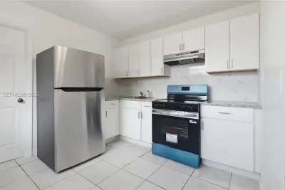 2711 SW 8th St #3, Fort Lauderdale: photo 1 of 5