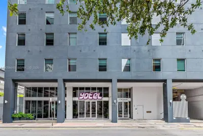227 NE 2nd St #3106, Miami: photo 1 of 35