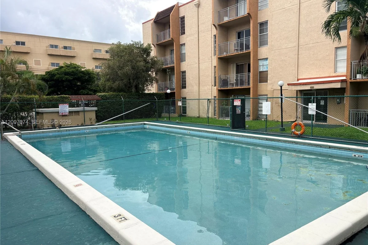 Condo in Miami: photo 1 of 5