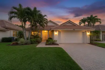 9110 Bay Harbour Cir, West Palm Beach: photo 1 of 43