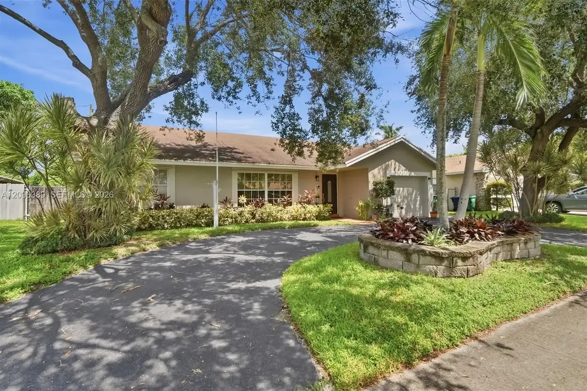 8421 NW 45th St, Lauderhill: photo 1 of 41