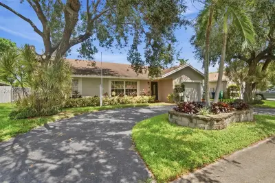 8421 NW 45th St, Lauderhill: photo 1 of 41