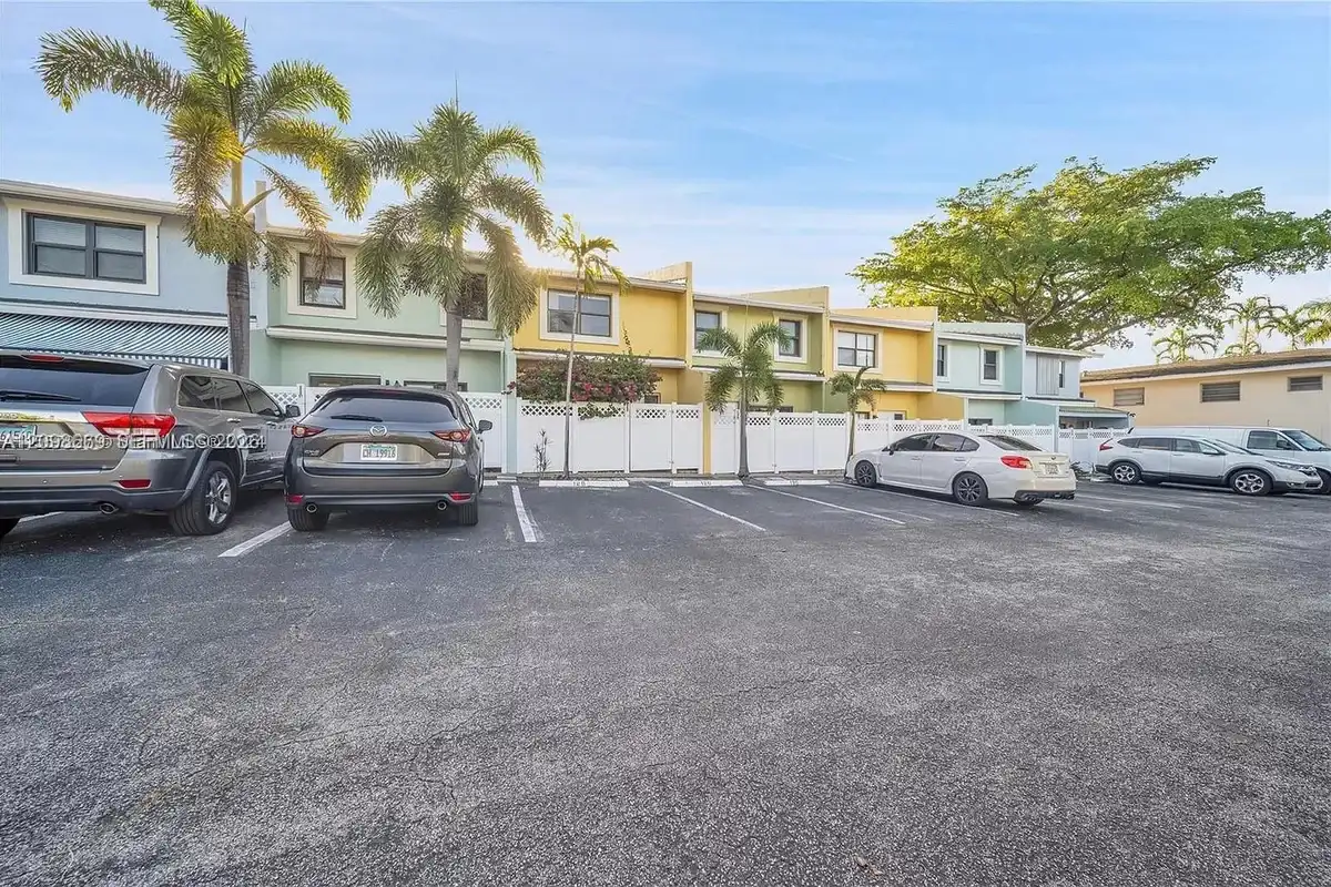 120 SE 12th Ave, Pompano Beach: photo 1 of 12