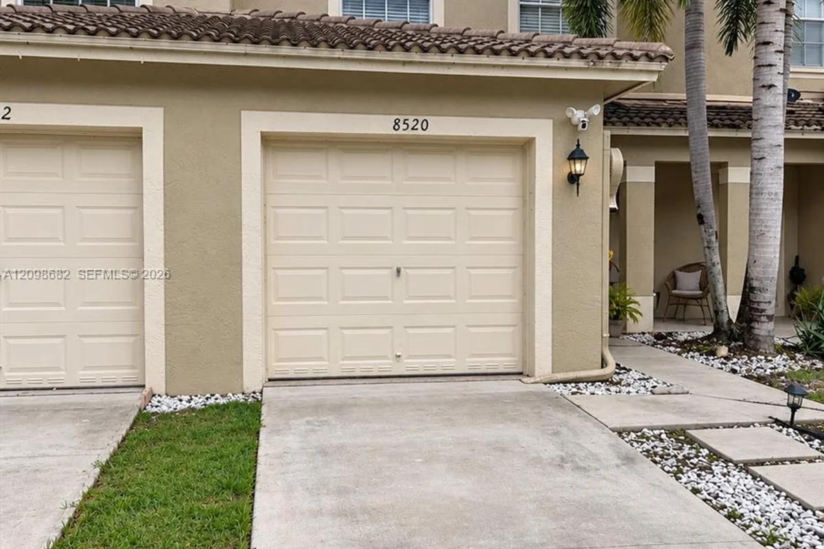 8520 E Southgate Shores Cir, Tamarac: photo 1 of 16