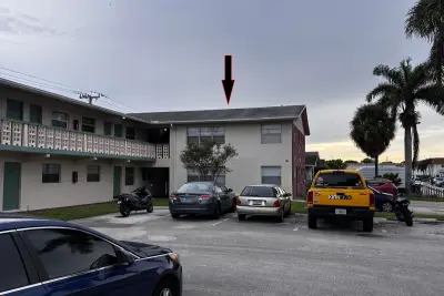 250 NE 40th St #38, Oakland Park: photo 1 of 10