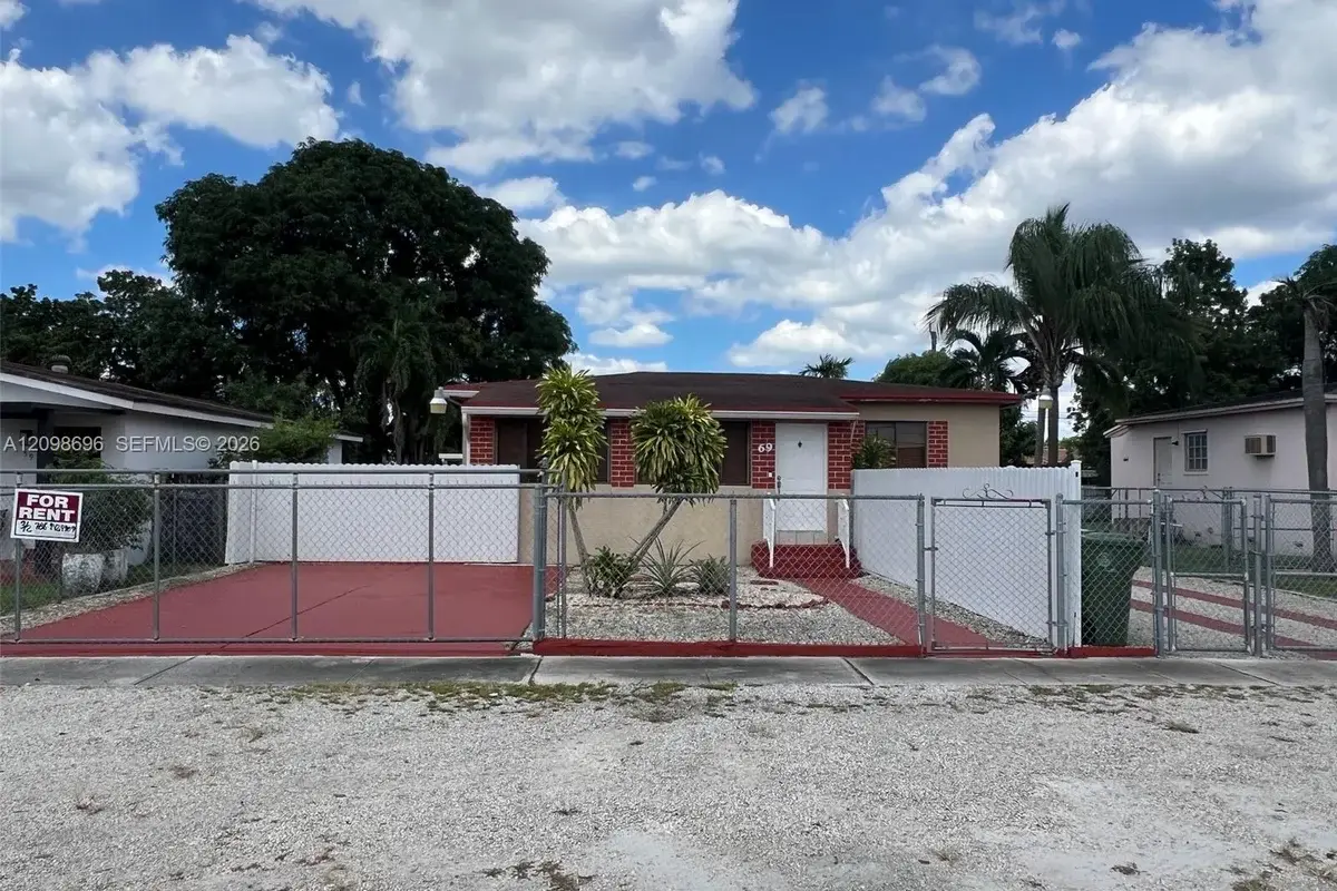 69 E 50th Pl, Hialeah: photo 1 of 21
