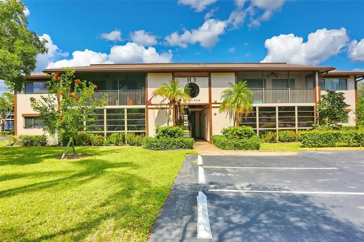 9712 S Belfort Cir, Tamarac: photo 1 of 35