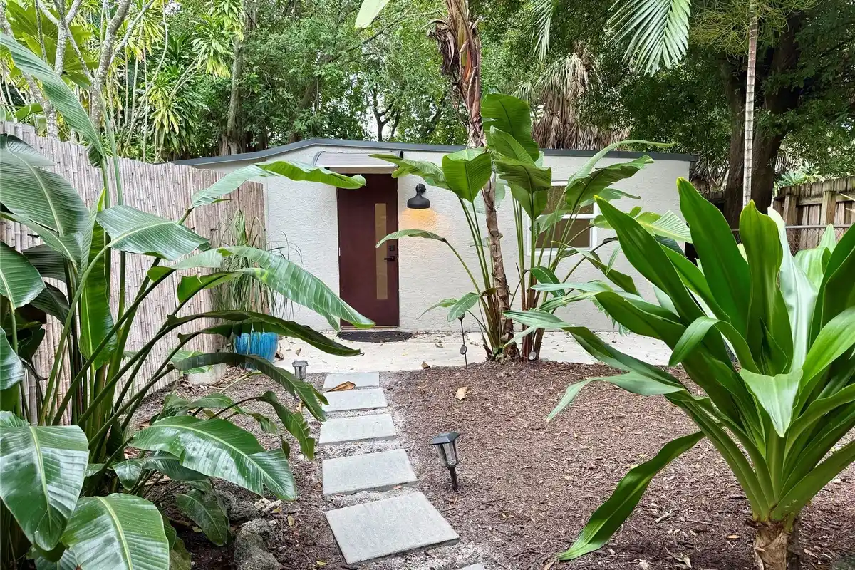 1028 NE 36th St, Oakland Park: photo 1 of 21