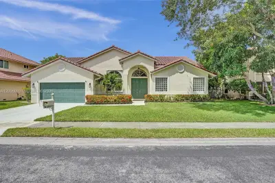 10261 SW 13th St, Pembroke Pines: photo 1 of 26