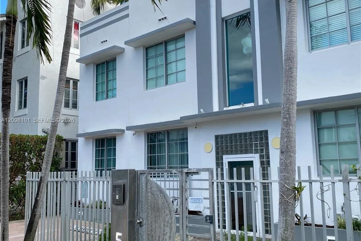 526 15th St #16, Miami Beach: photo 1 of 21