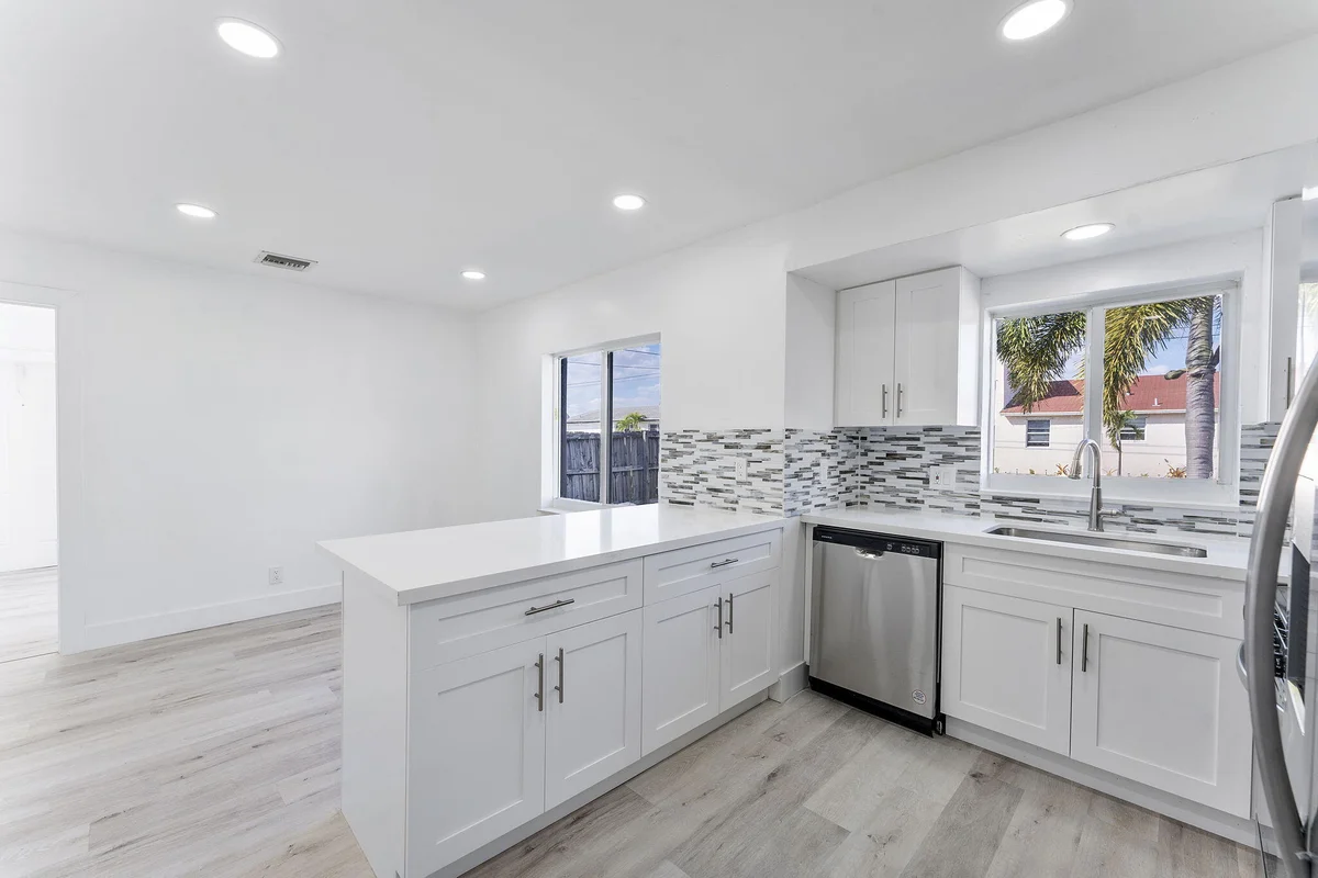 240 NW 5th St, Deerfield Beach: photo 1 of 10