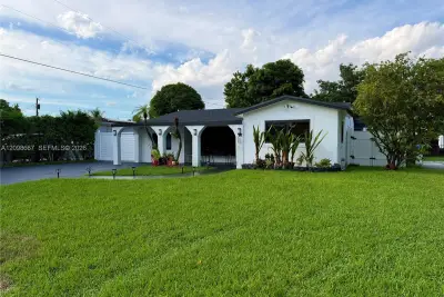 7021 SW 28th St, Miramar: photo 1 of 4