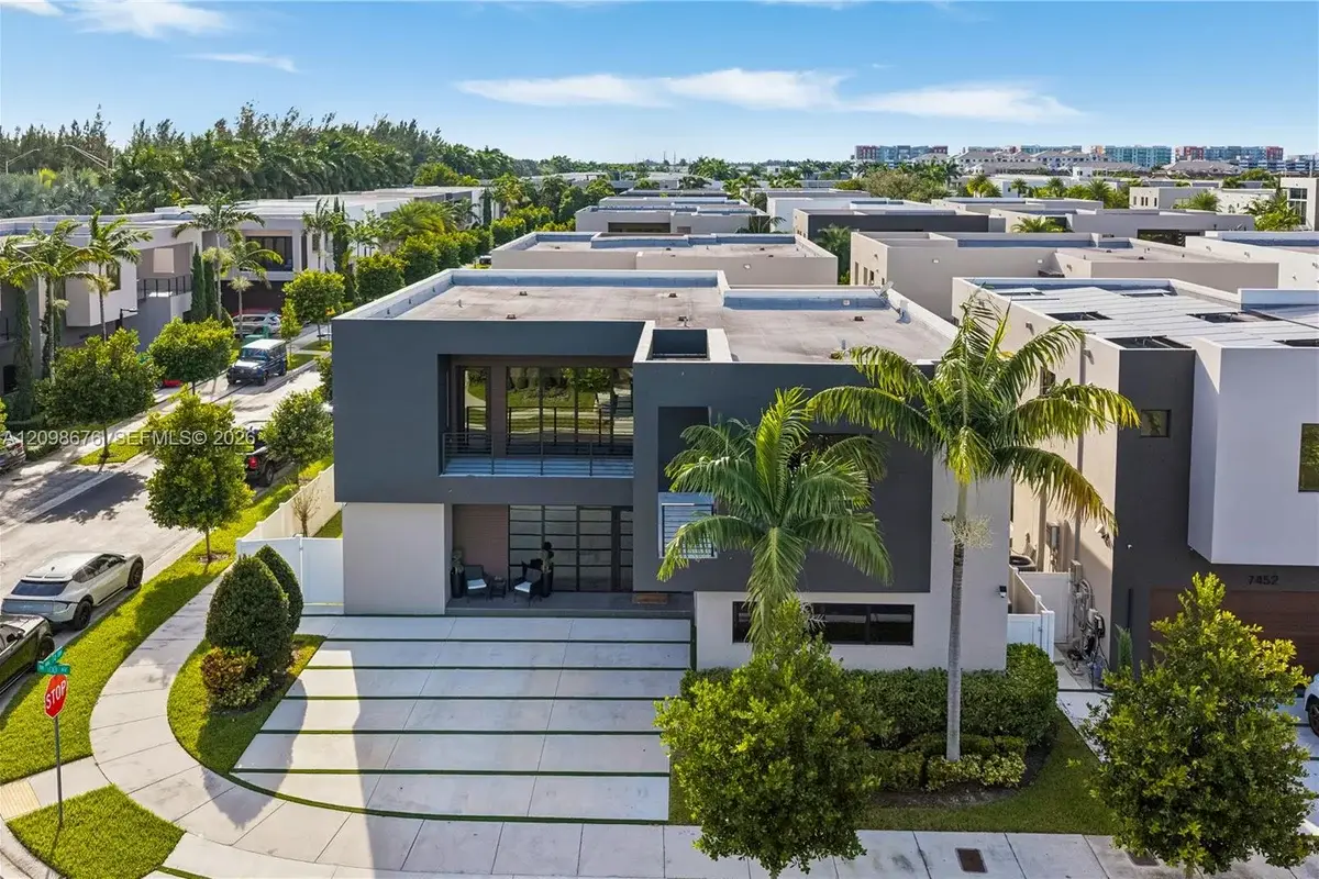 7442 NW 100th Ave, Doral: photo 1 of 52