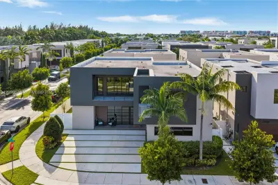 7442 NW 100th Ave, Doral: photo 1 of 52