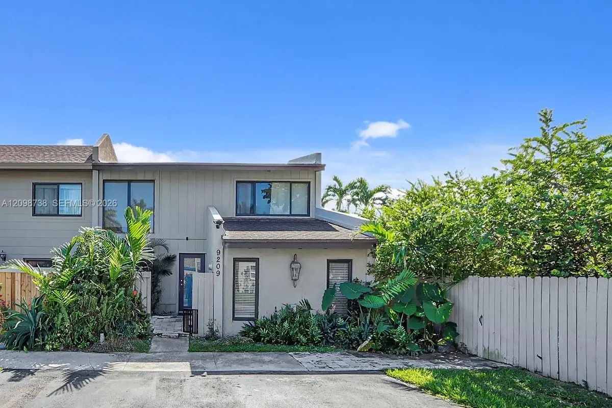 9209 SW 136th St Cir, Miami: photo 1 of 21
