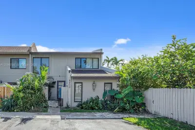 9209 SW 136th St Cir, Miami: photo 1 of 21