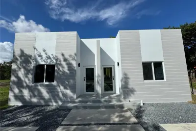 135 NW 60th St #A, Miami: photo 1 of 9