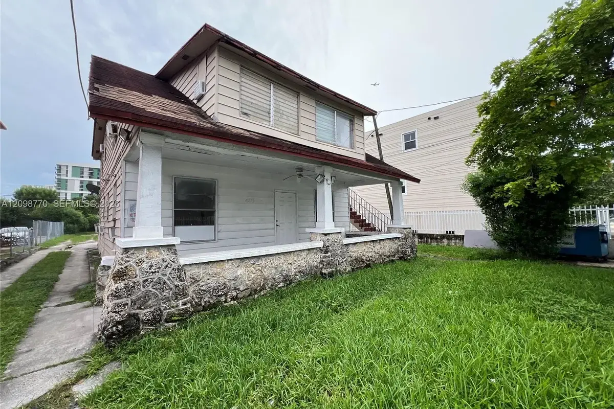 430 SW 3rd St #1, Miami: photo 1 of 9